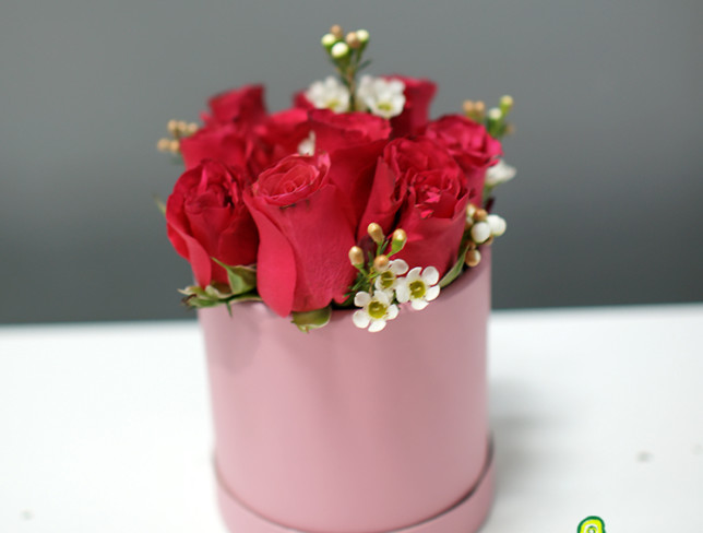 Box with roses and waxflower photo